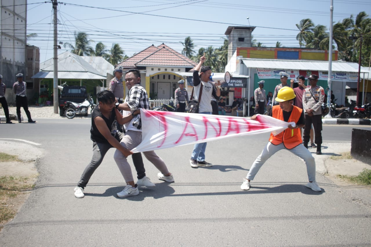 Aksi yang dilakukan aliansi masyarakat lingkar tambang di depan Mapolres Pohuwato, Sabtu (30/9/2023). foto :erik/wartanesia