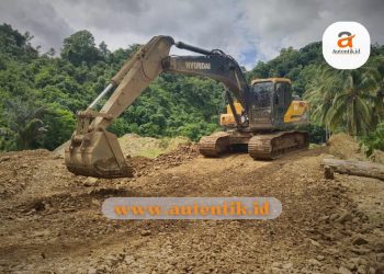 Dengan mengerahkan alat berat, Perbaikan Jalan Tani di Desa Balayo dilakukan, Minggu (28/1/2024)  (aset : tim)