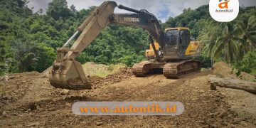 Dengan mengerahkan alat berat, Perbaikan Jalan Tani di Desa Balayo dilakukan, Minggu (28/1/2024)  (aset : tim)