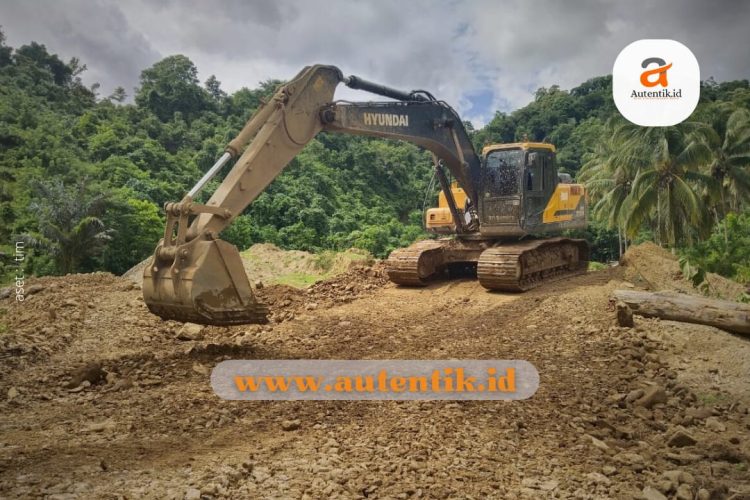 Dengan mengerahkan alat berat, Perbaikan Jalan Tani di Desa Balayo dilakukan, Minggu (28/1/2024)  (aset : tim)