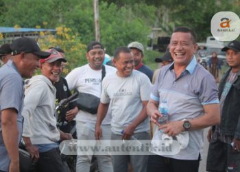 Calon Anggota DPD RI, Syarif Mbuinga, nampak larut bersama masyarakat Desa Balayo, Kecamatan Patilanggio, Minggu (4/1/2024)