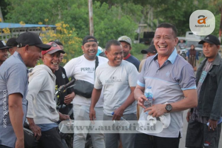 Calon Anggota DPD RI, Syarif Mbuinga, nampak larut bersama masyarakat Desa Balayo, Kecamatan Patilanggio, Minggu (4/1/2024)