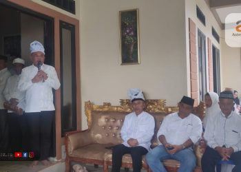 Ketua DPRD Kabupaten Pohuwato, Nasir Giasi, memberikan sambutan keluarga pada prosesi pemakaman Yunus Abdullah Usman, Minggu (11/2/2024).