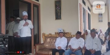 Ketua DPRD Kabupaten Pohuwato, Nasir Giasi, memberikan sambutan keluarga pada prosesi pemakaman Yunus Abdullah Usman, Minggu (11/2/2024).