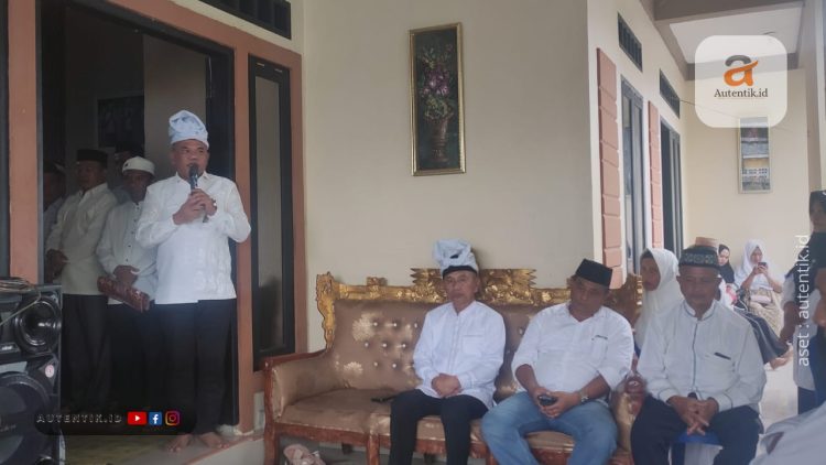 Ketua DPRD Kabupaten Pohuwato, Nasir Giasi, memberikan sambutan keluarga pada prosesi pemakaman Yunus Abdullah Usman, Minggu (11/2/2024).