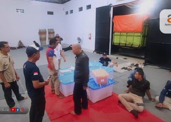 KPU Kabupaten Pohuwato saat menerima logistik Pemilu dari PPK Kecamatan Dengilo, Selasa (20/2/2024) dini hari.