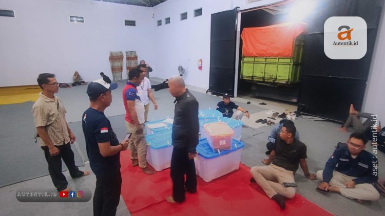 KPU Kabupaten Pohuwato saat menerima logistik Pemilu dari PPK Kecamatan Dengilo, Selasa (20/2/2024) dini hari.