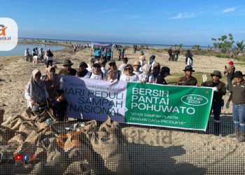 Aksi Bersih Pantai oleh Pani Gold Project, Pemda Pohuwato serta Pemdes setempat, Minggu (25/2/2024).