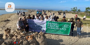 Aksi Bersih Pantai oleh Pani Gold Project, Pemda Pohuwato serta Pemdes setempat, Minggu (25/2/2024).