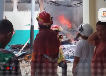 Petugas gabungan saat berupaya memadamkan api di salah satu bagian gedung RS M.M Dunda Limboto, Senin (11/3/2024).