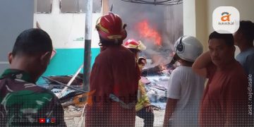Petugas gabungan saat berupaya memadamkan api di salah satu bagian gedung RS M.M Dunda Limboto, Senin (11/3/2024).