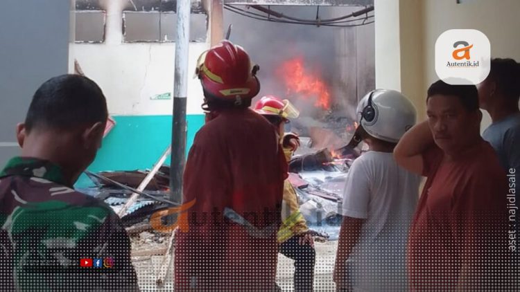 Petugas gabungan saat berupaya memadamkan api di salah satu bagian gedung RS M.M Dunda Limboto, Senin (11/3/2024).
