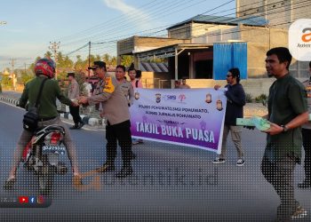 Kapolres Pohuwato bersama para pewarta Pohuwato saat membagikan takjil, Senin (25/3/2024)