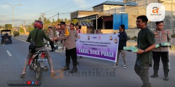 Kapolres Pohuwato bersama para pewarta Pohuwato saat membagikan takjil, Senin (25/3/2024)