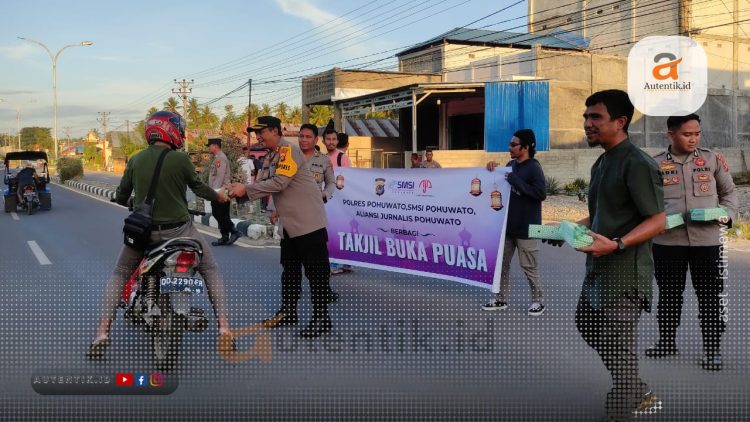 Kapolres Pohuwato bersama para pewarta Pohuwato saat membagikan takjil, Senin (25/3/2024)