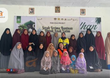 Pani Gold Project (proyek emas pani) saat menyerahkan sejumlah bantuan untuk anak yatim.