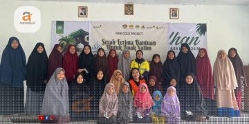 Pani Gold Project (proyek emas pani) saat menyerahkan sejumlah bantuan untuk anak yatim.
