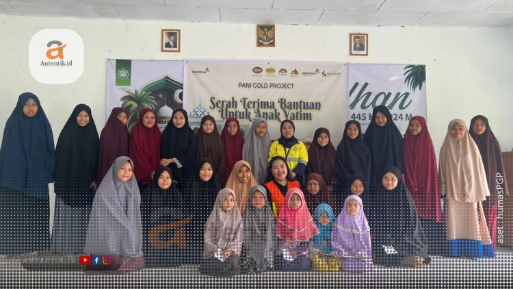 Pani Gold Project (proyek emas pani) saat menyerahkan sejumlah bantuan untuk anak yatim.
