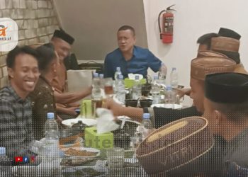 Kebersamaan Syarif Mbuinga bersama Kades dan aparat desa se-Kecamatan Paguat, Kamis (4/4/2024).