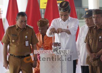 Bupati Saipul A. Mbuinga, ikut mendampingi Presiden Joko Widodo saat meresmikan Bandara Panua Pohuwato, Senin (22/4/2024).