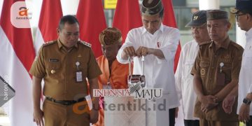Bupati Saipul A. Mbuinga, ikut mendampingi Presiden Joko Widodo saat meresmikan Bandara Panua Pohuwato, Senin (22/4/2024).