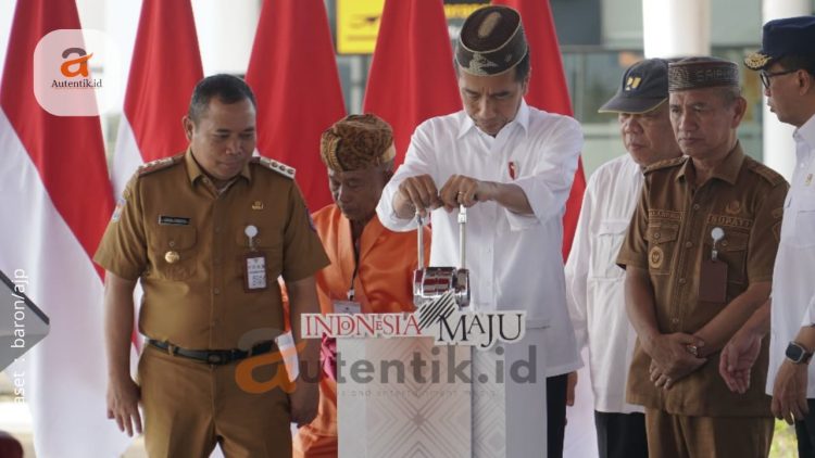Bupati Saipul A. Mbuinga, ikut mendampingi Presiden Joko Widodo saat meresmikan Bandara Panua Pohuwato, Senin (22/4/2024).