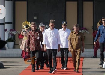 Bupati Saipul (kanan), Ketua DPRD, Nasir (kiri) mendampingi Presiden Jokowi dalam peresmian Bandara Panua Pohuwato, Senin (22/4/2024).