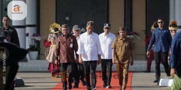 Bupati Saipul (kanan), Ketua DPRD, Nasir (kiri) mendampingi Presiden Jokowi dalam peresmian Bandara Panua Pohuwato, Senin (22/4/2024).
