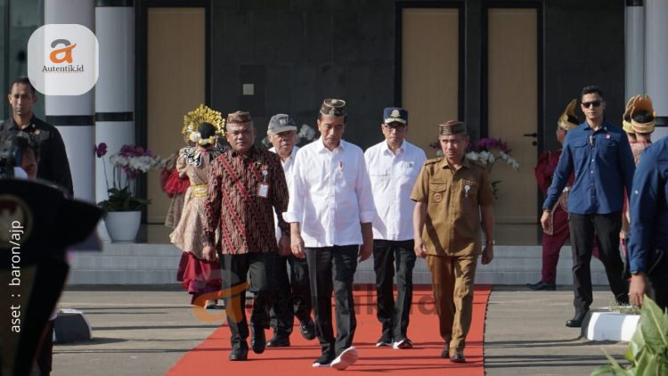 Bupati Saipul (kanan), Ketua DPRD, Nasir (kiri) mendampingi Presiden Jokowi dalam peresmian Bandara Panua Pohuwato, Senin (22/4/2024).