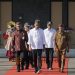 Bupati Saipul (kanan), Ketua DPRD, Nasir (kiri) mendampingi Presiden Jokowi dalam peresmian Bandara Panua Pohuwato, Senin (22/4/2024).