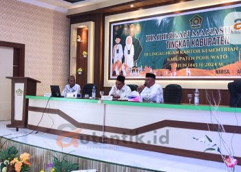 Ketua DPRD Kabupaten Pohuwato, Nasir Giasi, (kanan) menghadiri bimbingan manasik Haji tingkat Kabupaten Pohuwato, Selasa (23/4/2024).