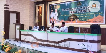 Ketua DPRD Kabupaten Pohuwato, Nasir Giasi, (kanan) menghadiri bimbingan manasik Haji tingkat Kabupaten Pohuwato, Selasa (23/4/2024).