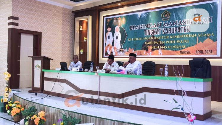 Ketua DPRD Kabupaten Pohuwato, Nasir Giasi, (kanan) menghadiri bimbingan manasik Haji tingkat Kabupaten Pohuwato, Selasa (23/4/2024).