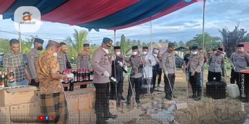 Pemusnahkan ribuan liter miras, yang dipimpin Kapolres Pohuwato, AKBP Winarno, Jumat (5/4/2024).