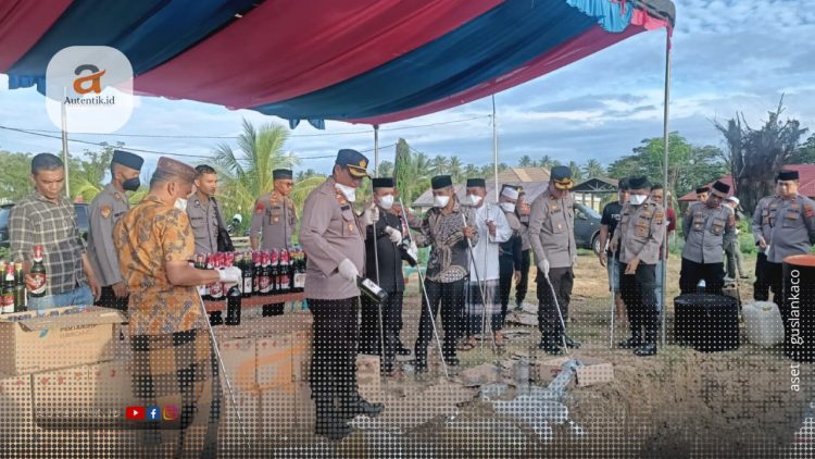 Pemusnahkan ribuan liter miras, yang dipimpin Kapolres Pohuwato, AKBP Winarno, Jumat (5/4/2024).