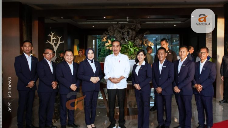 Presiden Republik Indonesia, Ir. H. Joko Widodo bersama Management ASTON Gorontalo Hotel & Villas