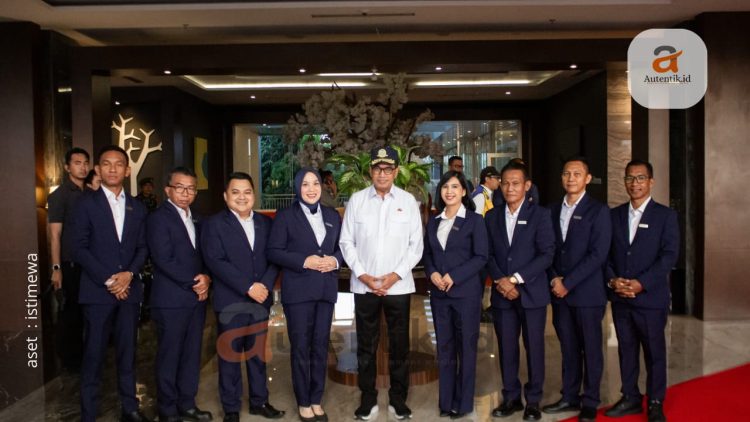 Foto: Menteri Perhubungan RI, Dr. (H.C) Ir. Budi Karya Sumadi bersama Management ASTON Gorontalo Hotel & Villas