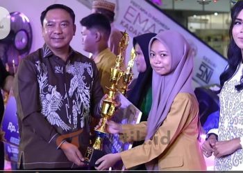 Kepala Bank Indonesia Perwakilan Gorontalo Dian Nugraha, saat menyerahkan piala penghargaan kepada UMKM saat HACF 2024.