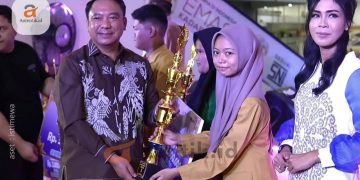 Kepala Bank Indonesia Perwakilan Gorontalo Dian Nugraha, saat menyerahkan piala penghargaan kepada UMKM saat HACF 2024.