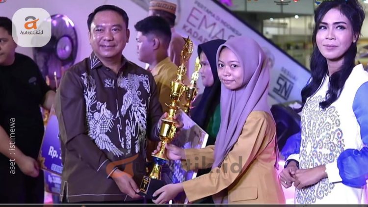 Kepala Bank Indonesia Perwakilan Gorontalo Dian Nugraha, saat menyerahkan piala penghargaan kepada UMKM saat HACF 2024.