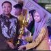 Kepala Bank Indonesia Perwakilan Gorontalo Dian Nugraha, saat menyerahkan piala penghargaan kepada UMKM saat HACF 2024.