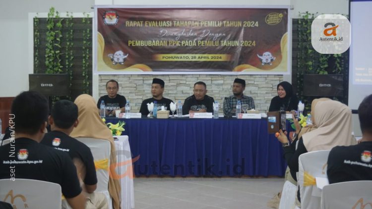 Rapat evaluasi tahapan pemilu 2024 KPU Kabupaten Pohuwato bersama badan adhoc, Ahad (28/4/2024).