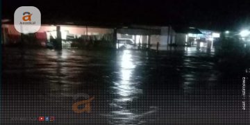 Luapan air sungai menggenangi rumah warga di Kecamatan Tolinggula, Kabupaten Gorontalo Utara, Minggu (7/4/2024).