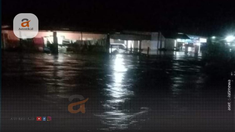 Luapan air sungai menggenangi rumah warga di Kecamatan Tolinggula, Kabupaten Gorontalo Utara, Minggu (7/4/2024).