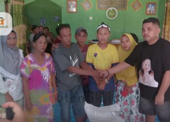 Pemilik lokasi saat bertemu keluarga korban longsor lokasi tambang Dengilo, Minggu (14/4/2024).