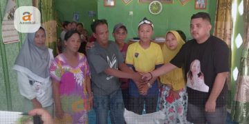 Pemilik lokasi saat bertemu keluarga korban longsor lokasi tambang Dengilo, Minggu (14/4/2024).