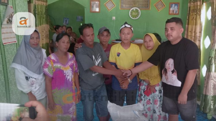 Pemilik lokasi saat bertemu keluarga korban longsor lokasi tambang Dengilo, Minggu (14/4/2024).