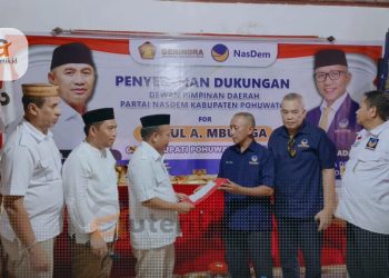 Penyerahan dokumen dukungan NasDem kepada DPC Gerindra Pohuwato, Senin (15/4/2024).