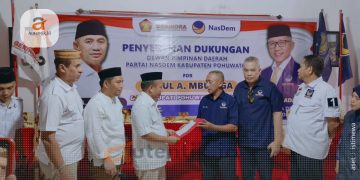 Penyerahan dokumen dukungan NasDem kepada DPC Gerindra Pohuwato, Senin (15/4/2024).