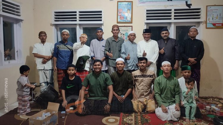 Lurah Biawao, Nurhadi Taha, bersama rema muda Kelurahan Biawao, Kecamatan Kota Selatan, Kota Gorontalo.